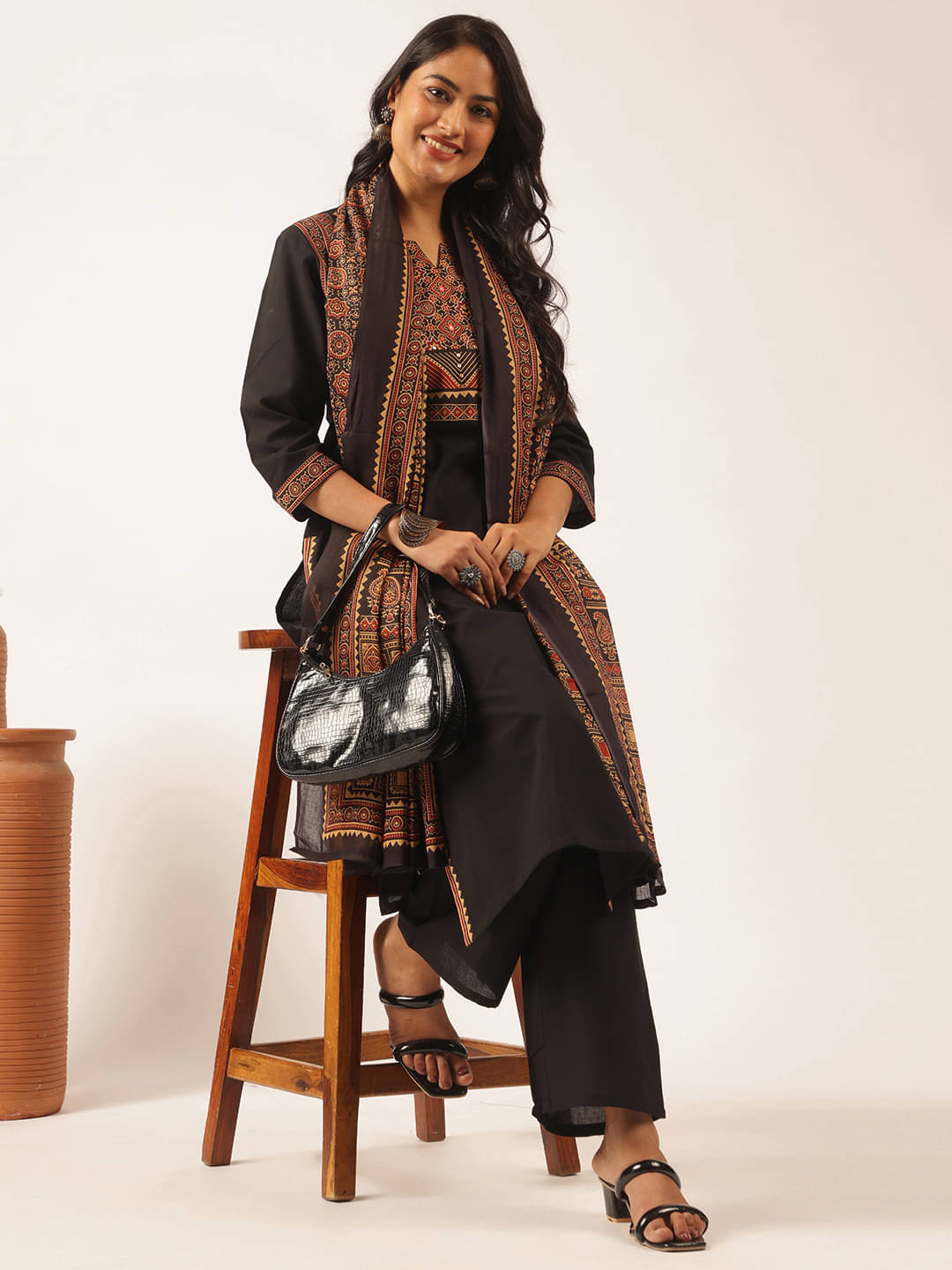 Vbuyz Women Cotton Printed Straight Kurti With Pants ( Black ) Vbuyz Women Cotton Printed Straight Kurti With Pants ( Black )