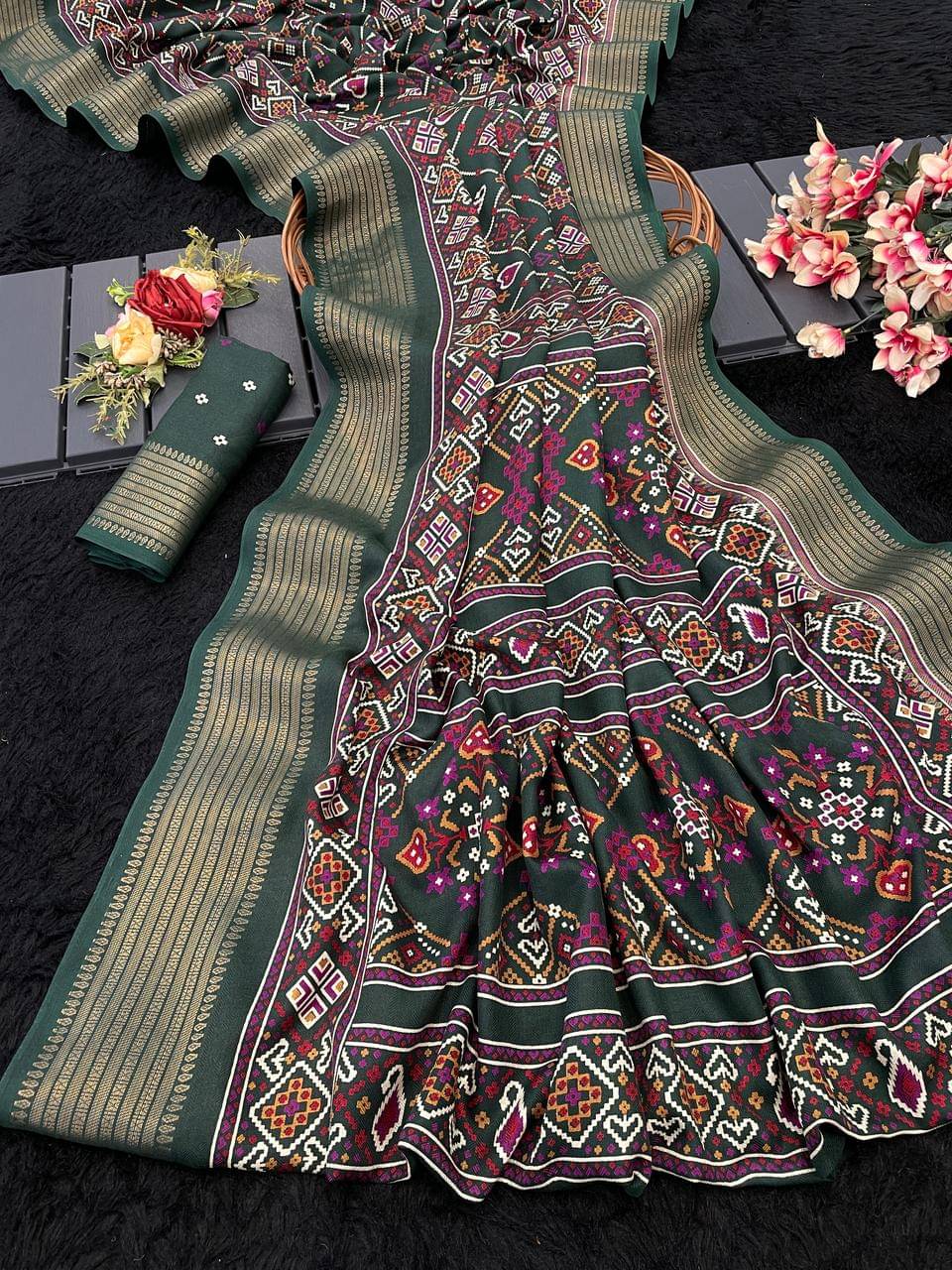     			Apnisha Silk Blend Printed Saree With Unstitched Blouse Piece ( Green )