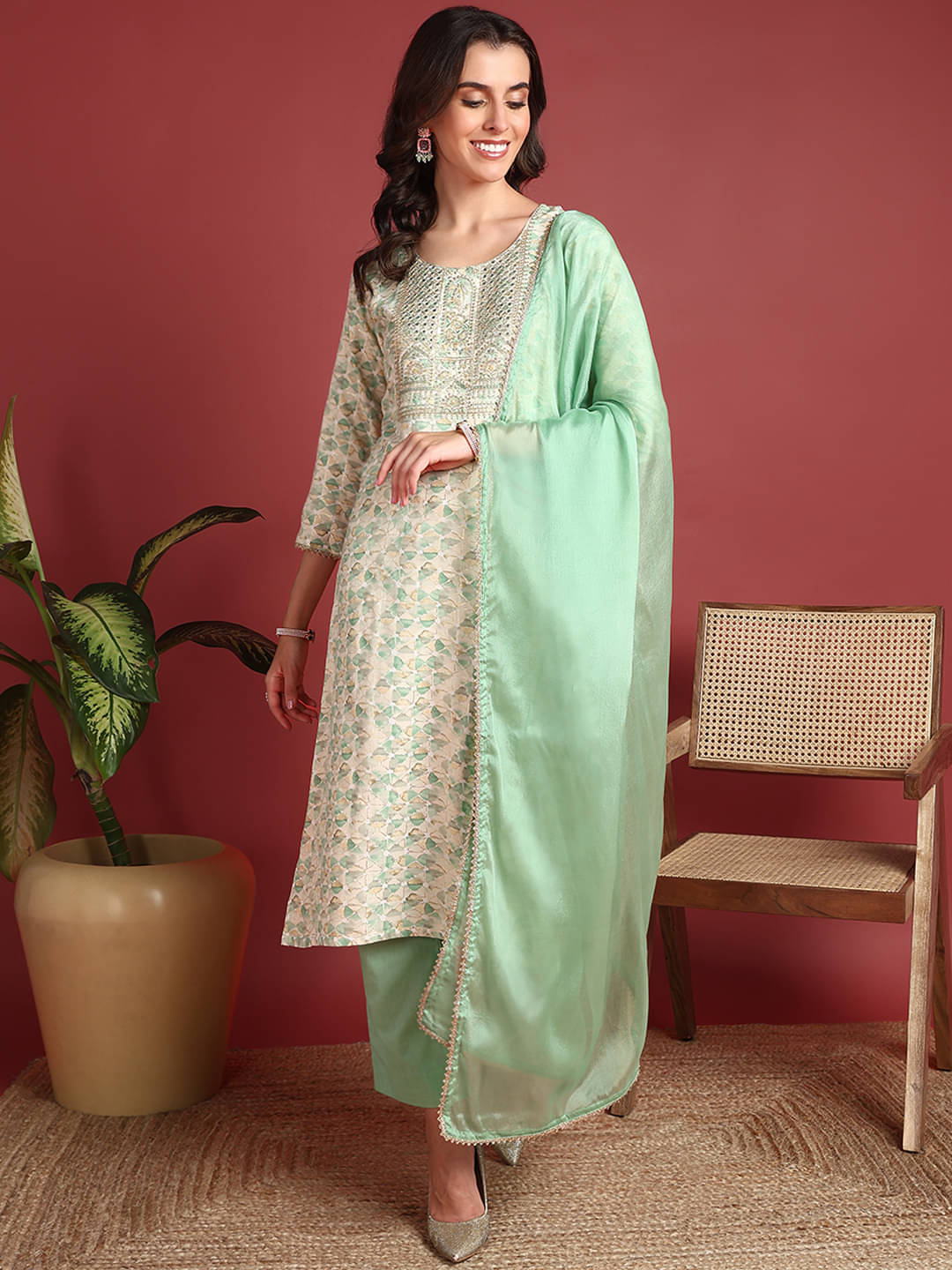 Vaamsi Women Rayon Embroidered Straight Kurti With Pants ( Green ) Vaamsi Women Rayon Embroidered Straight Kurti With Pants ( Green )