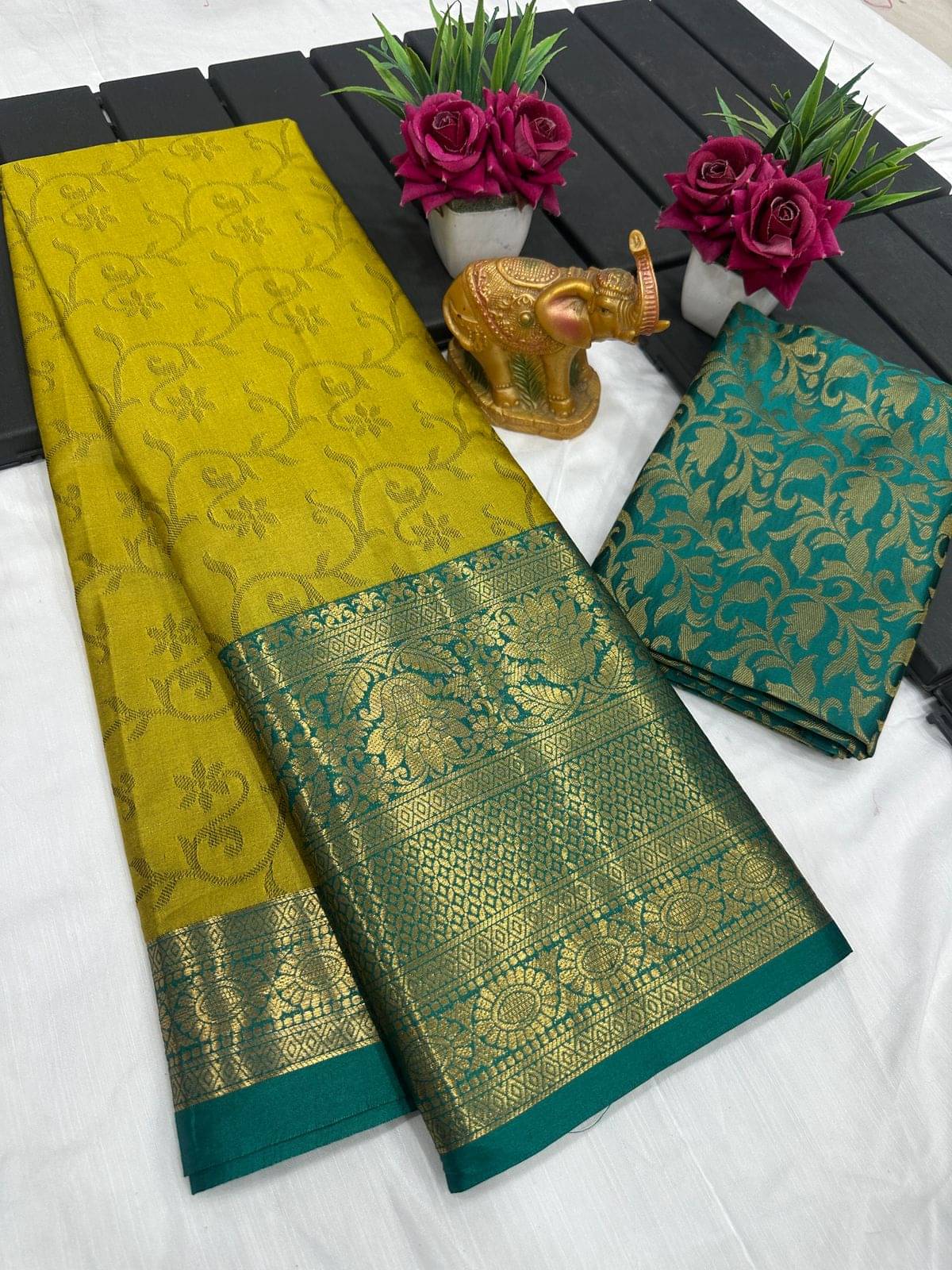     			A TO Z CART Cotton Silk Woven Saree With Unstitched Blouse Piece ( Multicolor 2 )