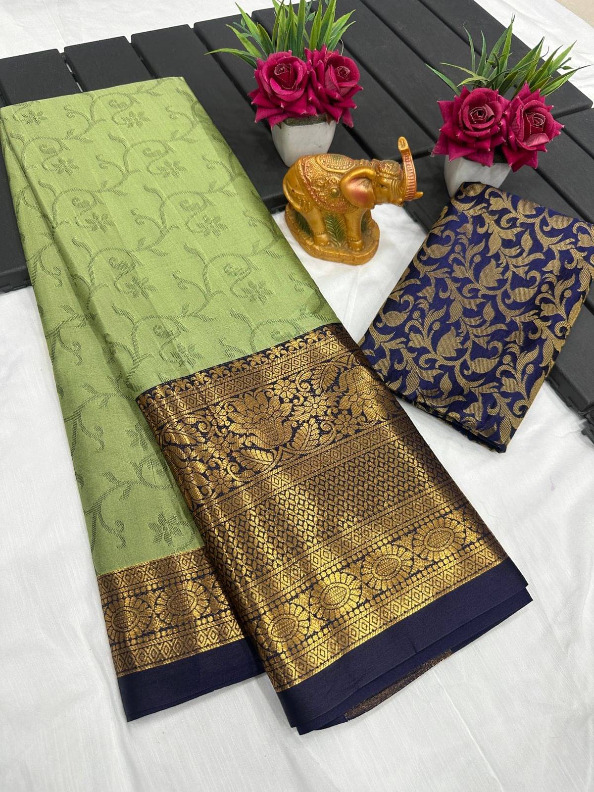     			A TO Z CART Cotton Silk Woven Saree With Unstitched Blouse Piece ( Sea Green )
