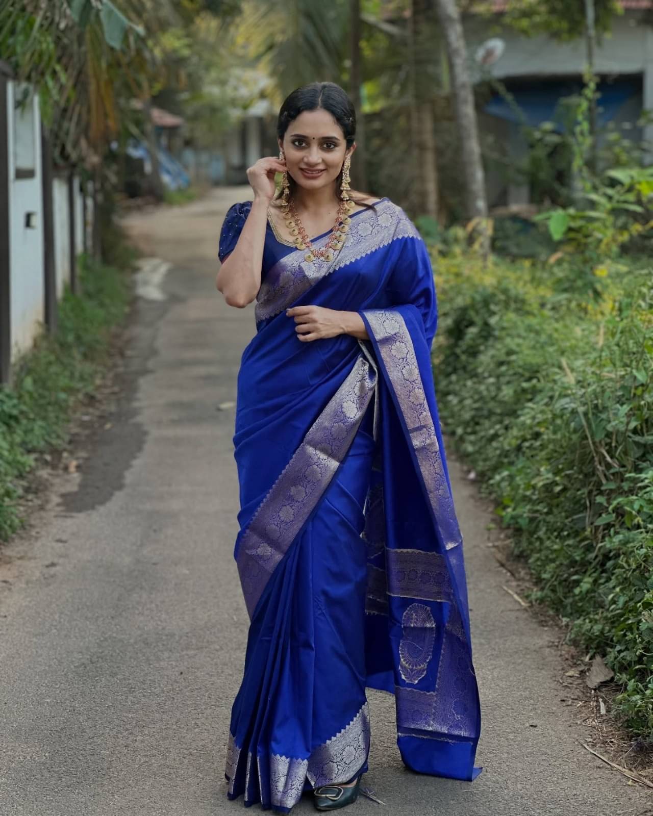 Aika Banarasi Silk Solid Saree With Unstitched Blouse Piece ( Blue ) Aika Banarasi Silk Solid Saree With Unstitched Blouse Piece ( Blue )