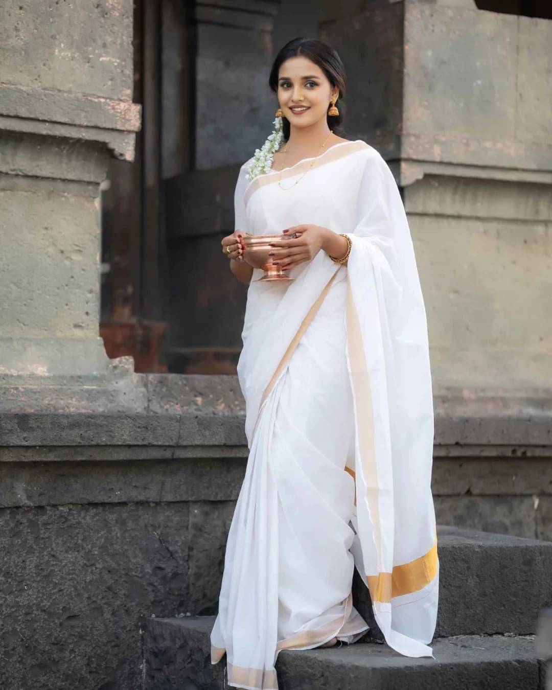 Aika Chanderi Solid Saree With Unstitched Blouse Piece ( White ) Aika Chanderi Solid Saree With Unstitched Blouse Piece ( White )
