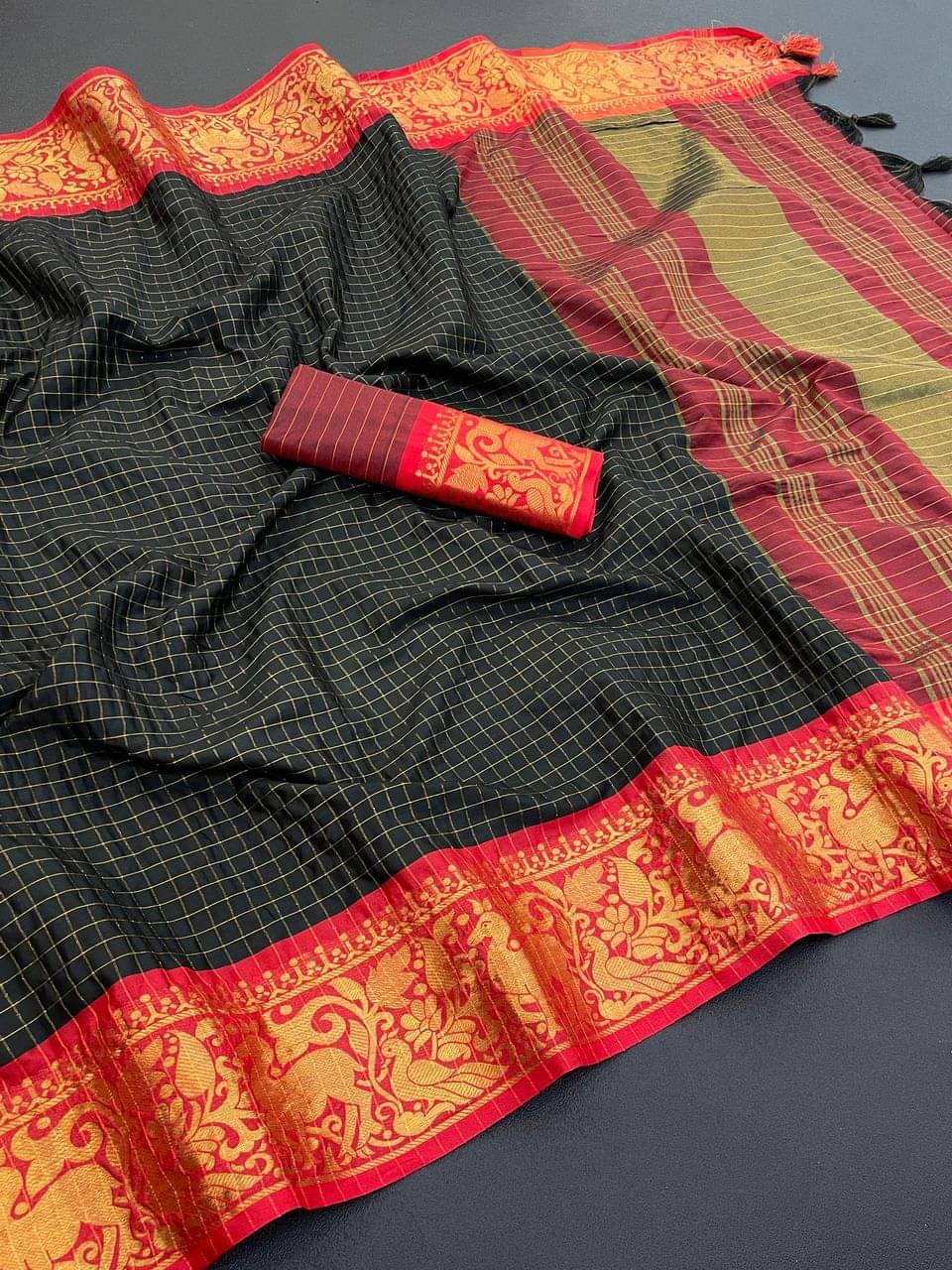 Aika Jacquard Checks Saree With Unstitched Blouse Piece ( Black ) Aika Jacquard Checks Saree With Unstitched Blouse Piece ( Black )