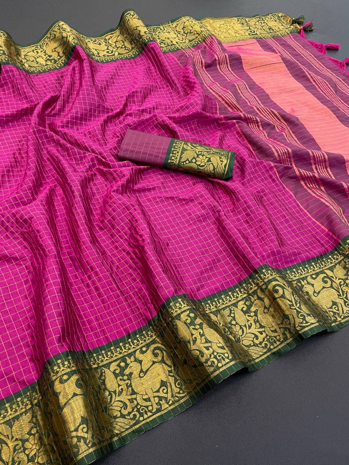 Aika Jacquard Checks Saree With Unstitched Blouse Piece ( Pink ) Aika Jacquard Checks Saree With Unstitched Blouse Piece ( Pink )