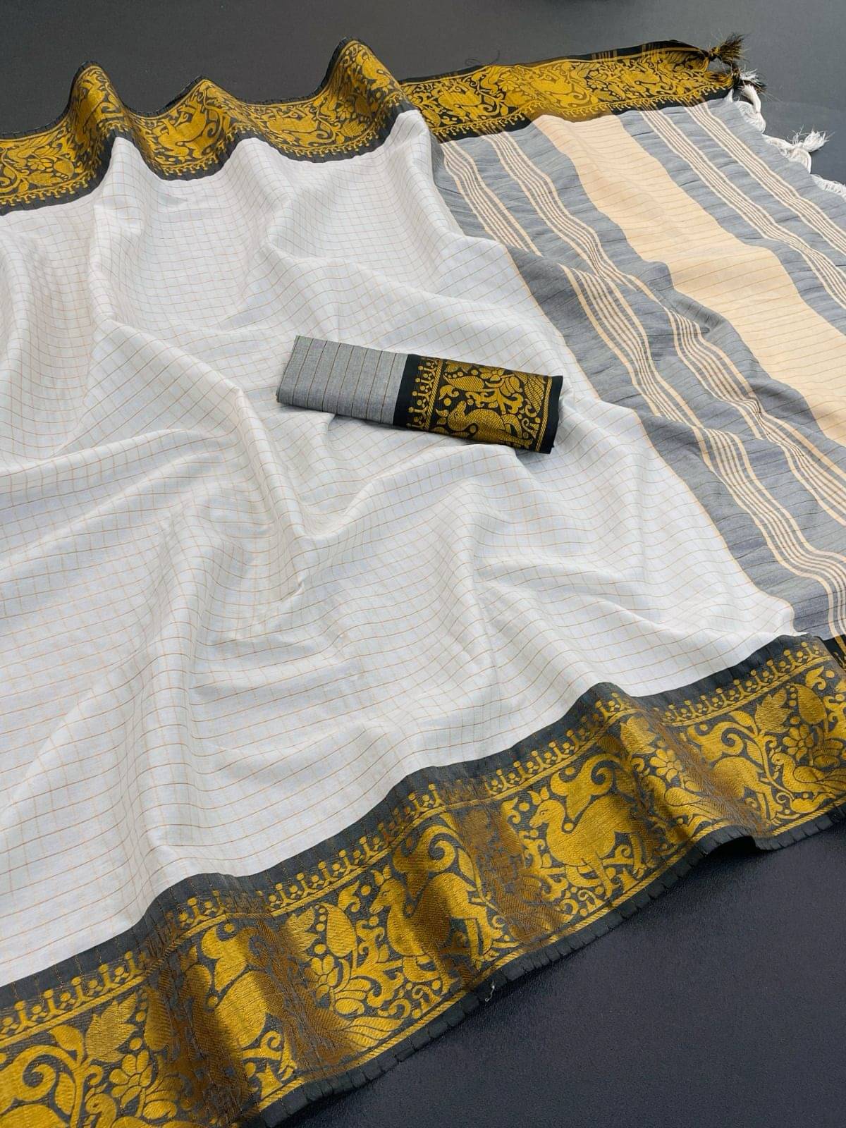     			Aika Jacquard Checks Saree With Unstitched Blouse Piece ( Multicolor 1 )