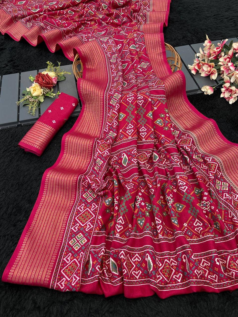 Aika Silk Blend Printed Saree With Unstitched Blouse Piece ( Pink ) Aika Silk Blend Printed Saree With Unstitched Blouse Piece ( Pink )