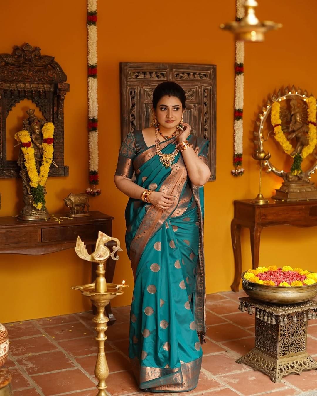     			JULEE Banarasi Silk Embellished Saree With Unstitched Blouse Piece ( Rama )