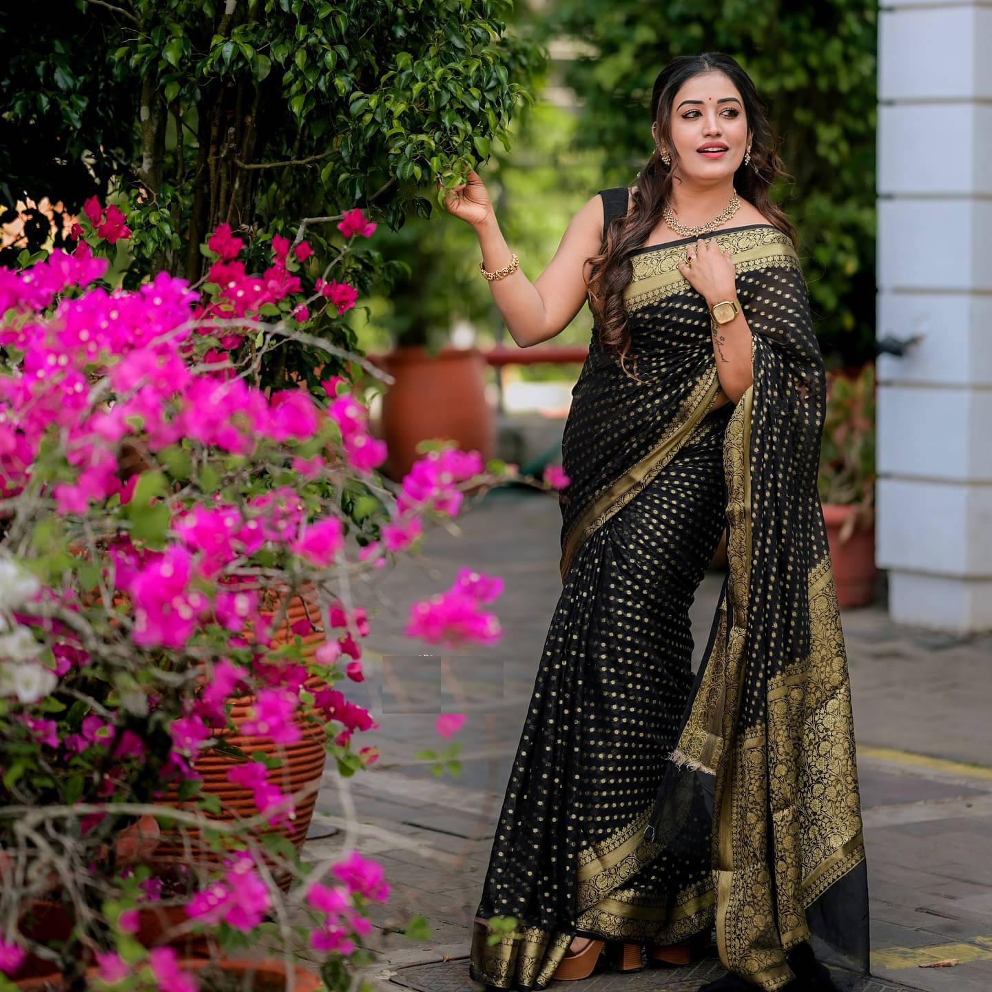     			JULEE Banarasi Silk Embellished Saree With Unstitched Blouse Piece ( Black )