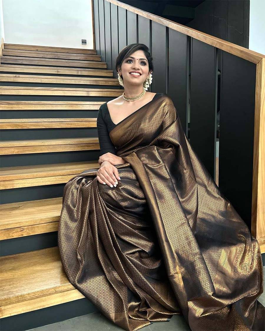 Keyura Jacquard Woven Banarasi saree With Unstitched Blouse Piece ( Black ) Keyura Jacquard Woven Banarasi saree With Unstitched Blouse Piece ( Black )