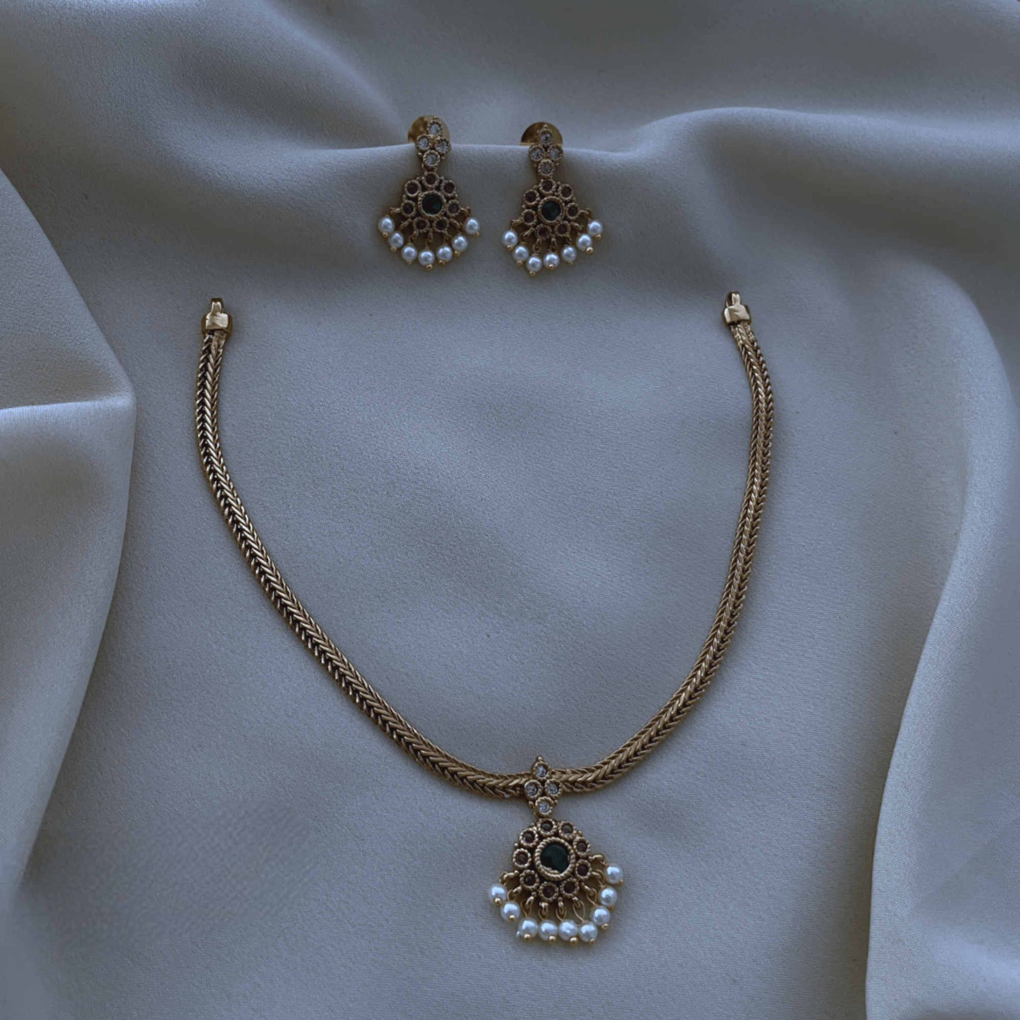     			ROFARWORD Gold Brass Necklace Set ( Pack of 1 )