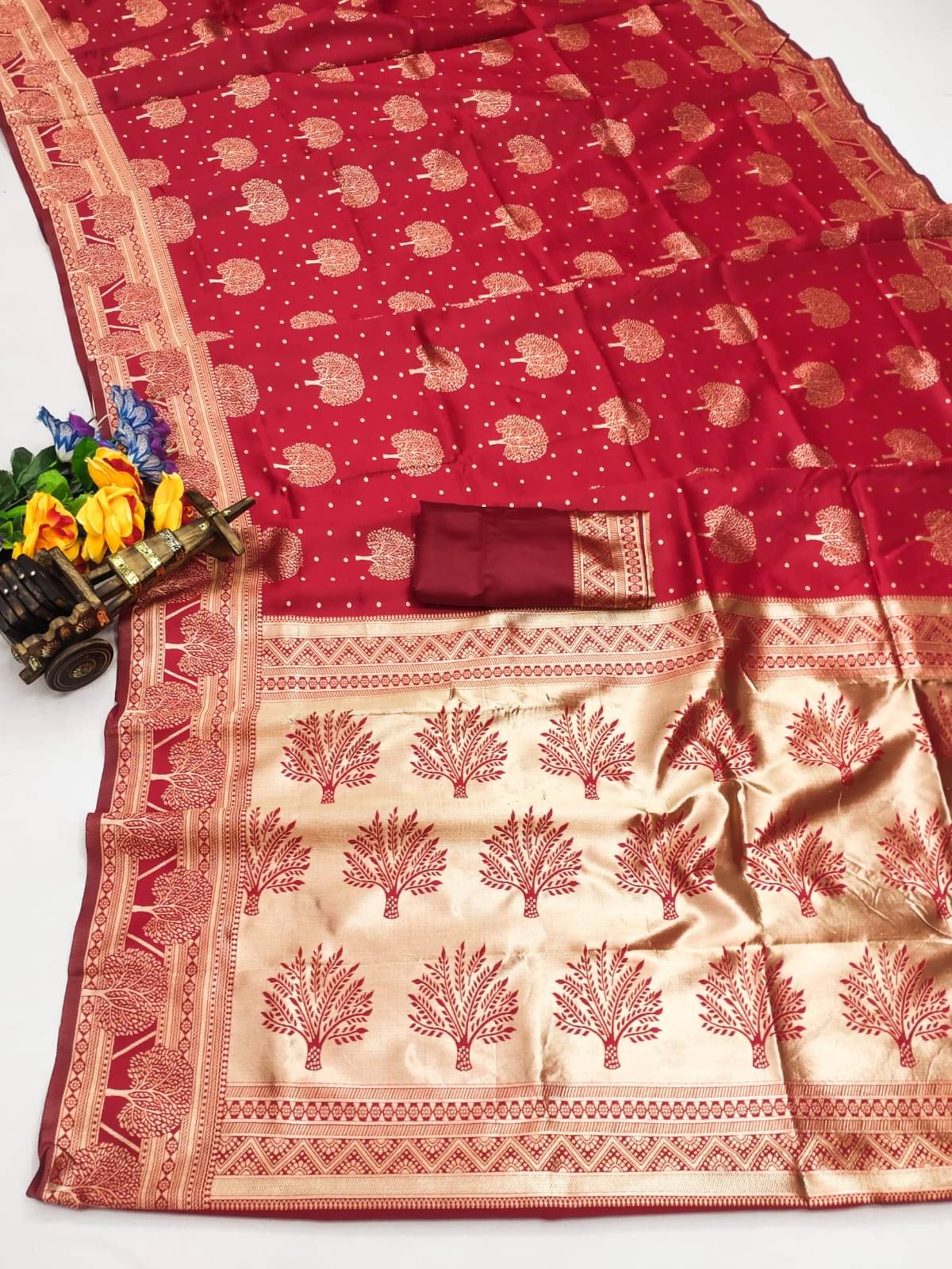 DHAYNA AND REEWA FASHION Jacquard Woven Saree With Unstitched Blouse Piece ( Red ) DHAYNA AND REEWA FASHION Jacquard Woven Saree With Unstitched Blouse Piece ( Red )