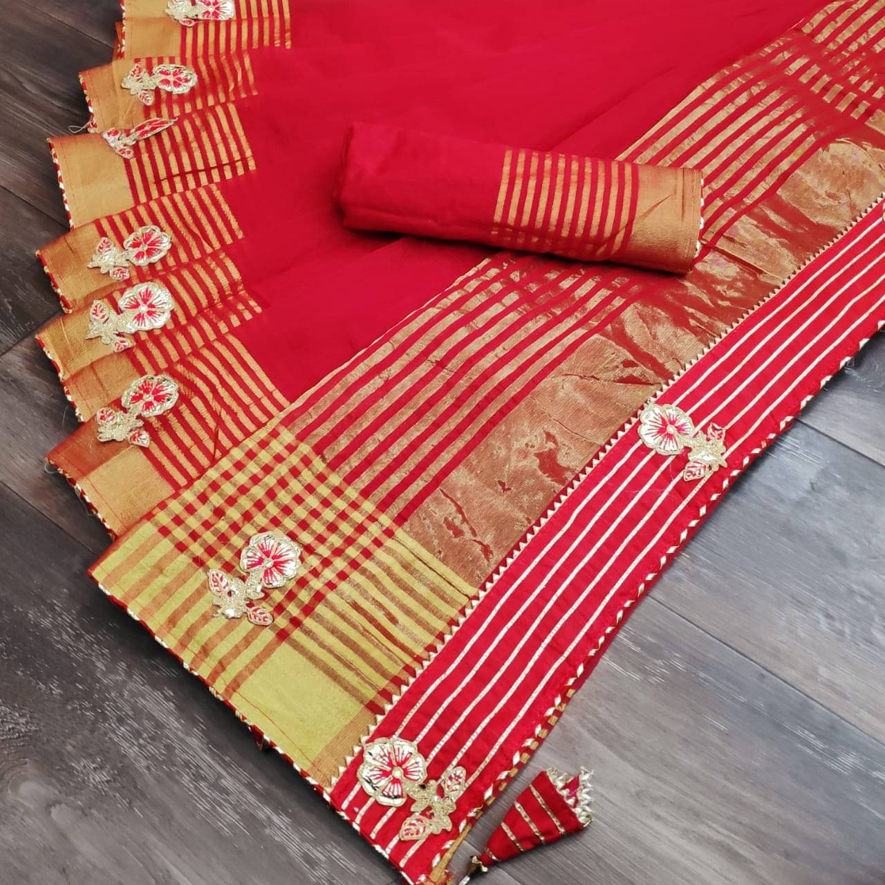     			Maayro Net Embroidered Saree With Unstitched Blouse Piece ( Red )