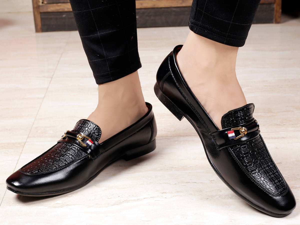     			YUVRATO BAXI Black Men's Slip on
