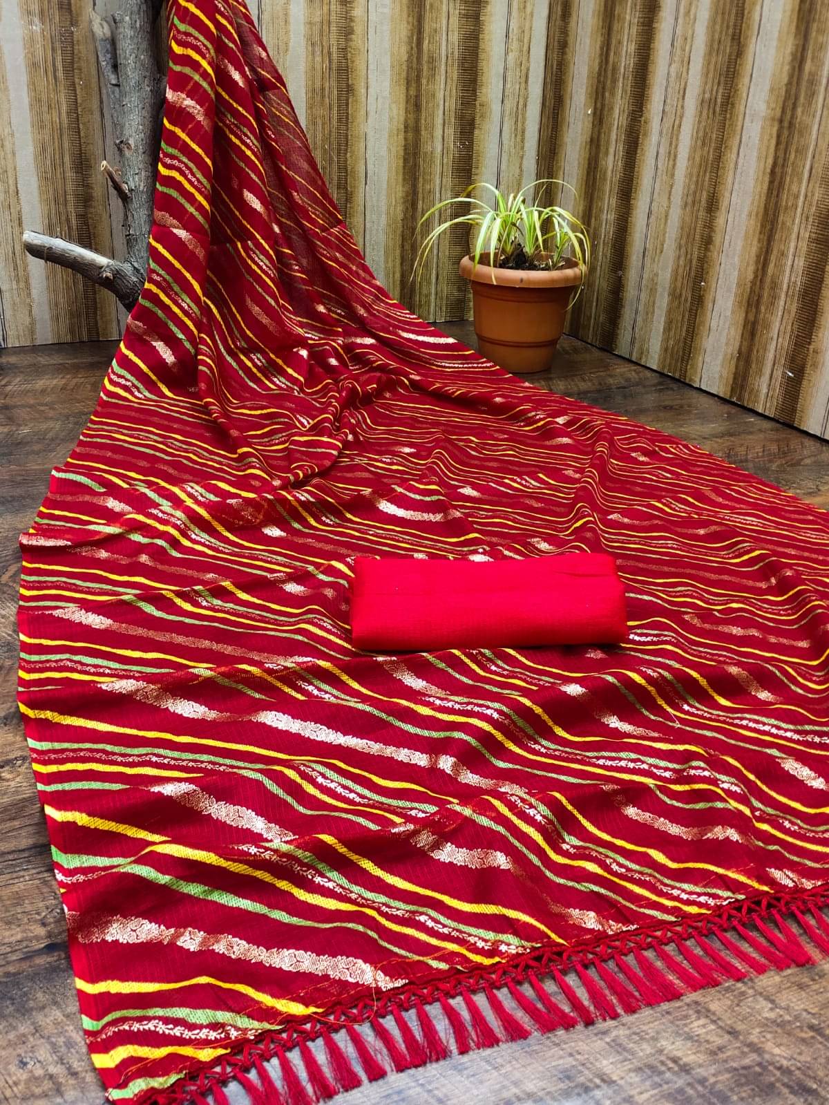 Maayro Chiffon Striped Saree With Unstitched Blouse Piece ( Red ) Maayro Chiffon Striped Saree With Unstitched Blouse Piece ( Red )