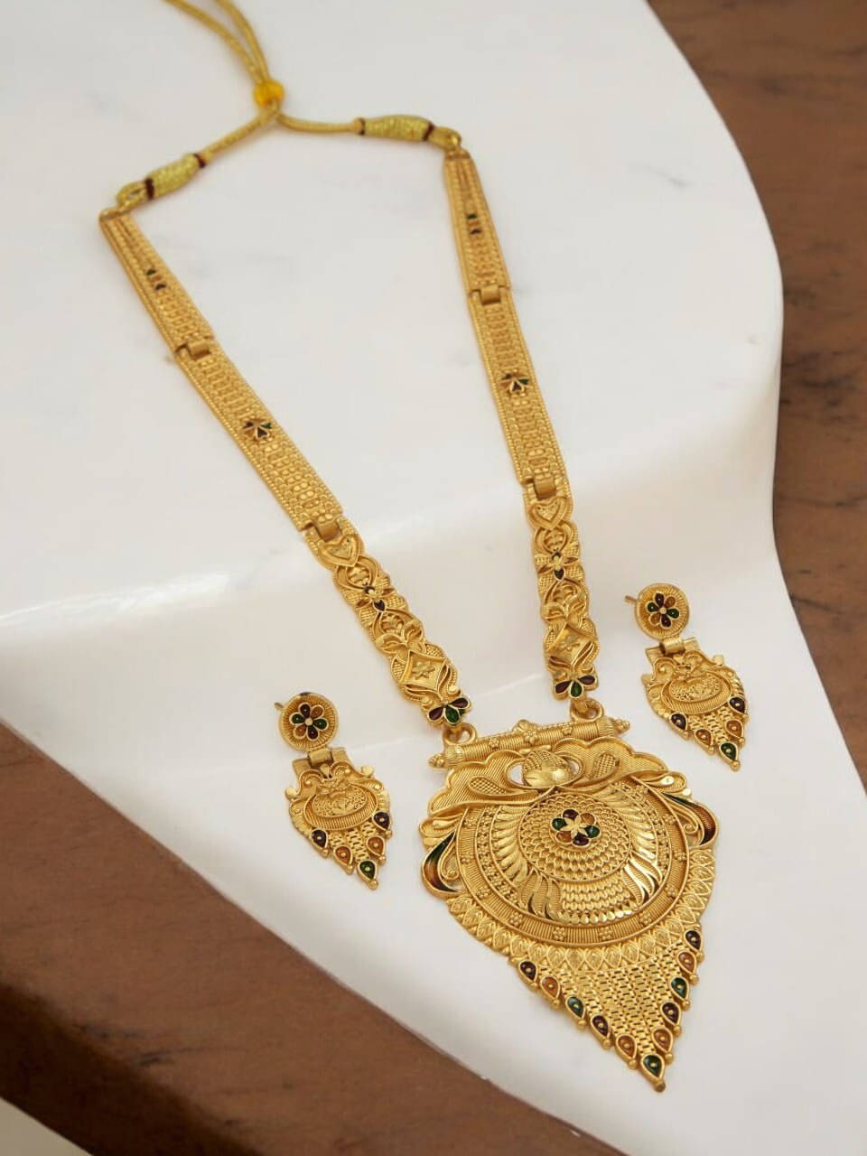     			Seora Gold Alloy Necklace Set ( Pack of 1 )