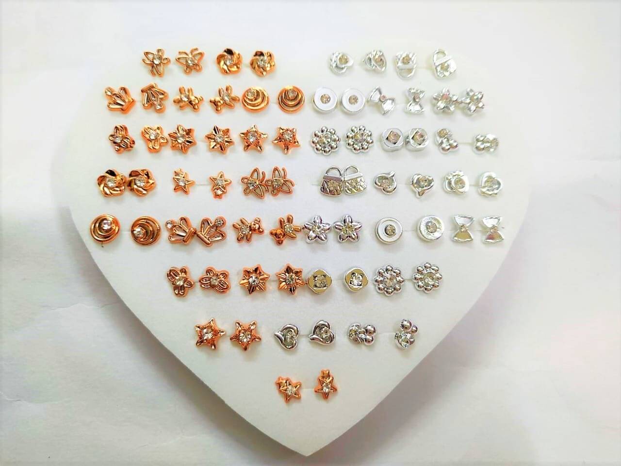     			Mehak Creation Gold Stud Earrings ( Pack of 1 )