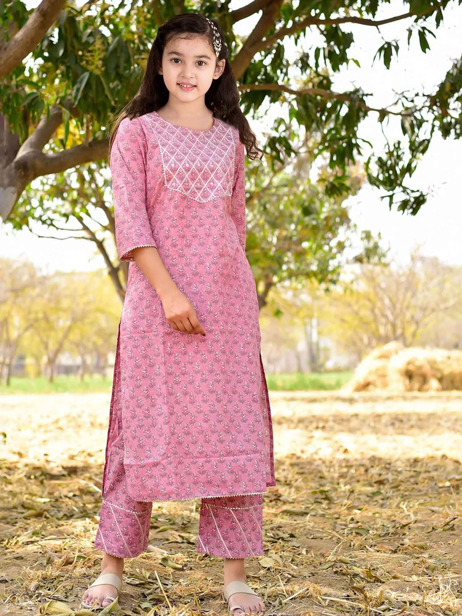     			Bholukart Girls Cotton Blend Kurti with Pants ( Pack of 1 , Red )