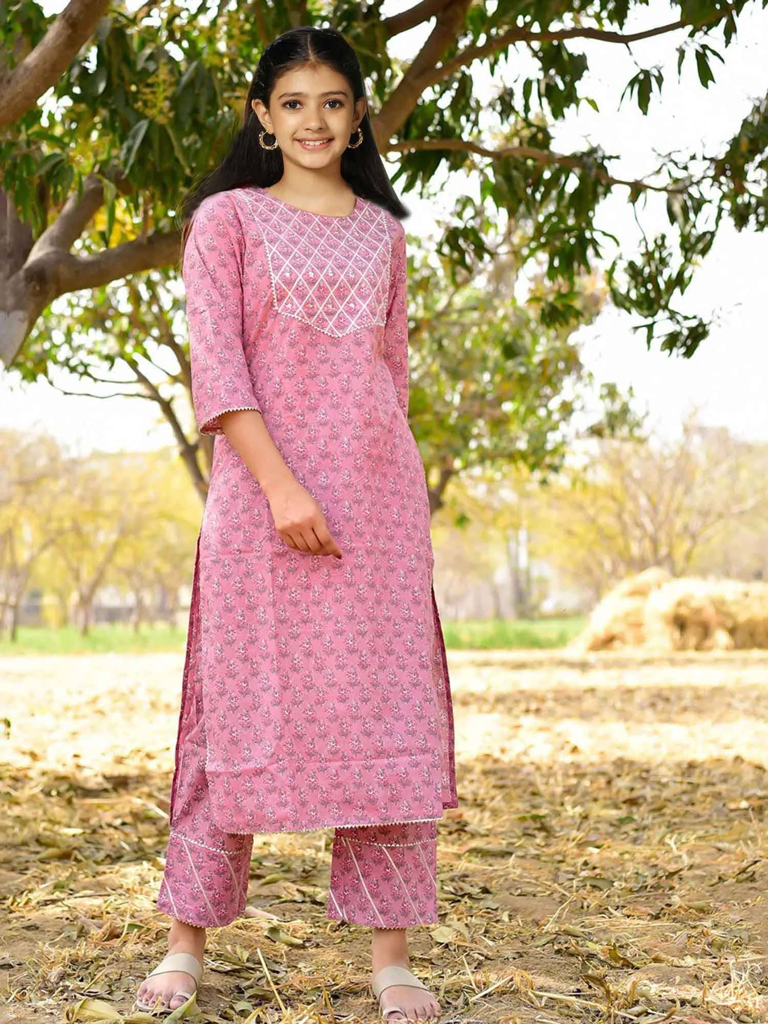     			Bholukart Girls Cotton Blend Kurti with Pants ( Pack of 1 , Red )