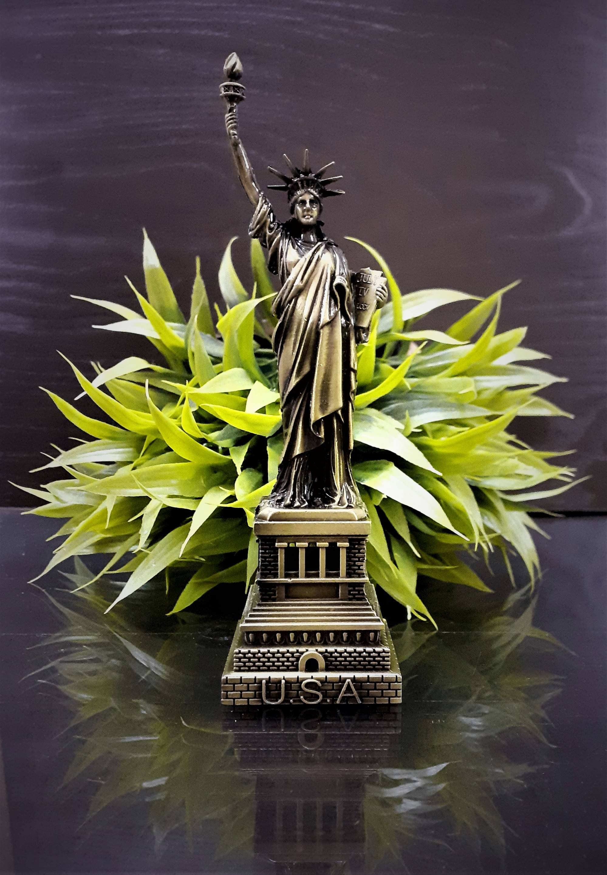 Spreading Smiles Monument & Architecture Showpiece 15.5 cm - Pack of 1 Spreading Smiles Monument & Architecture Showpiece 15.5 cm - Pack of 1