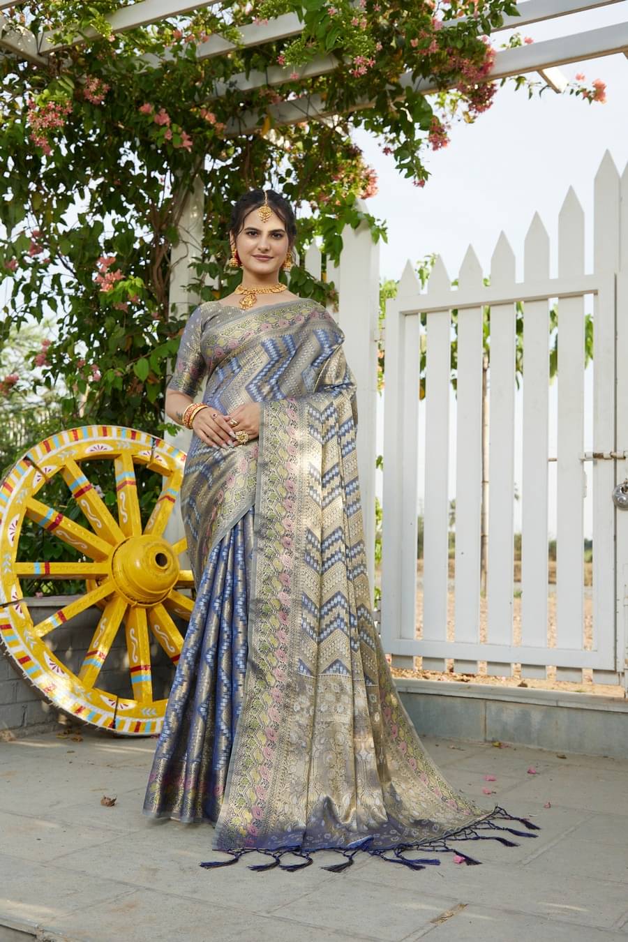 Gullak Organza Printed Saree With Unstitched Blouse Piece ( Navy Blue ) Gullak Organza Printed Saree With Unstitched Blouse Piece ( Navy Blue )
