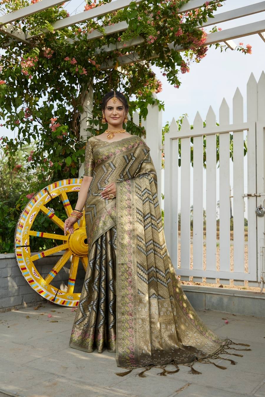 Gullak Organza Printed Saree With Unstitched Blouse Piece ( Grey ) Gullak Organza Printed Saree With Unstitched Blouse Piece ( Grey )