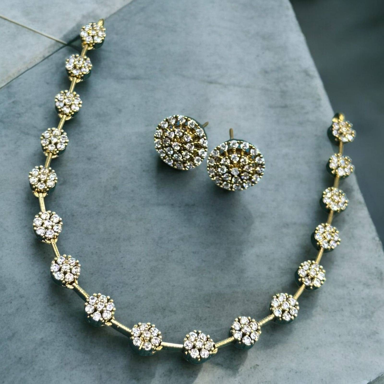     			KC JEWELS Golden Brass Necklace Set ( Pack of 1 )