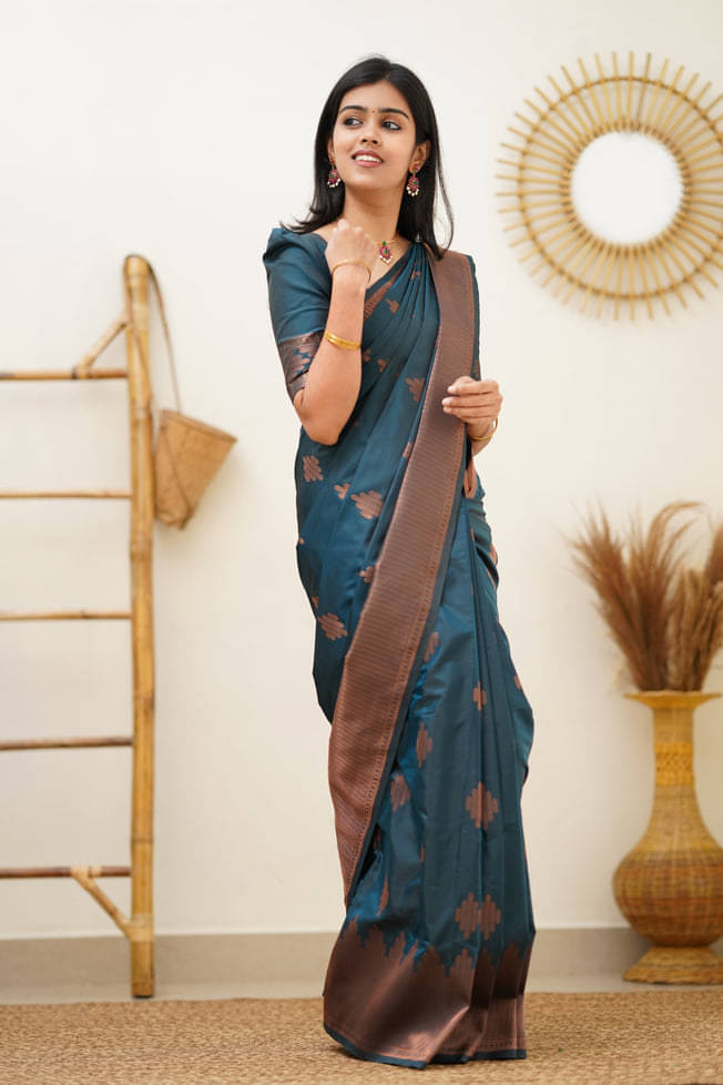     			Kevami Fashion Silk Blend Woven Kanjeevaram Sarees With Unstitched Blouse Piece ( Teal )