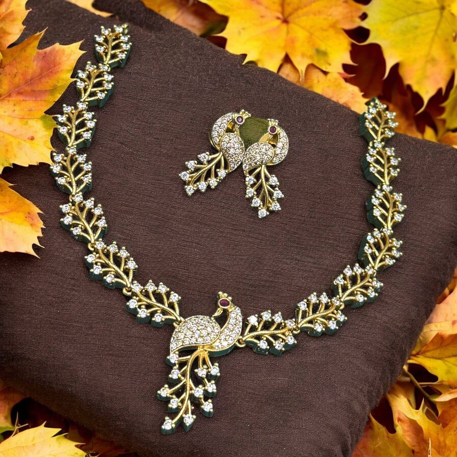     			KC JEWELS Golden Brass Necklace Set ( Pack of 1 )