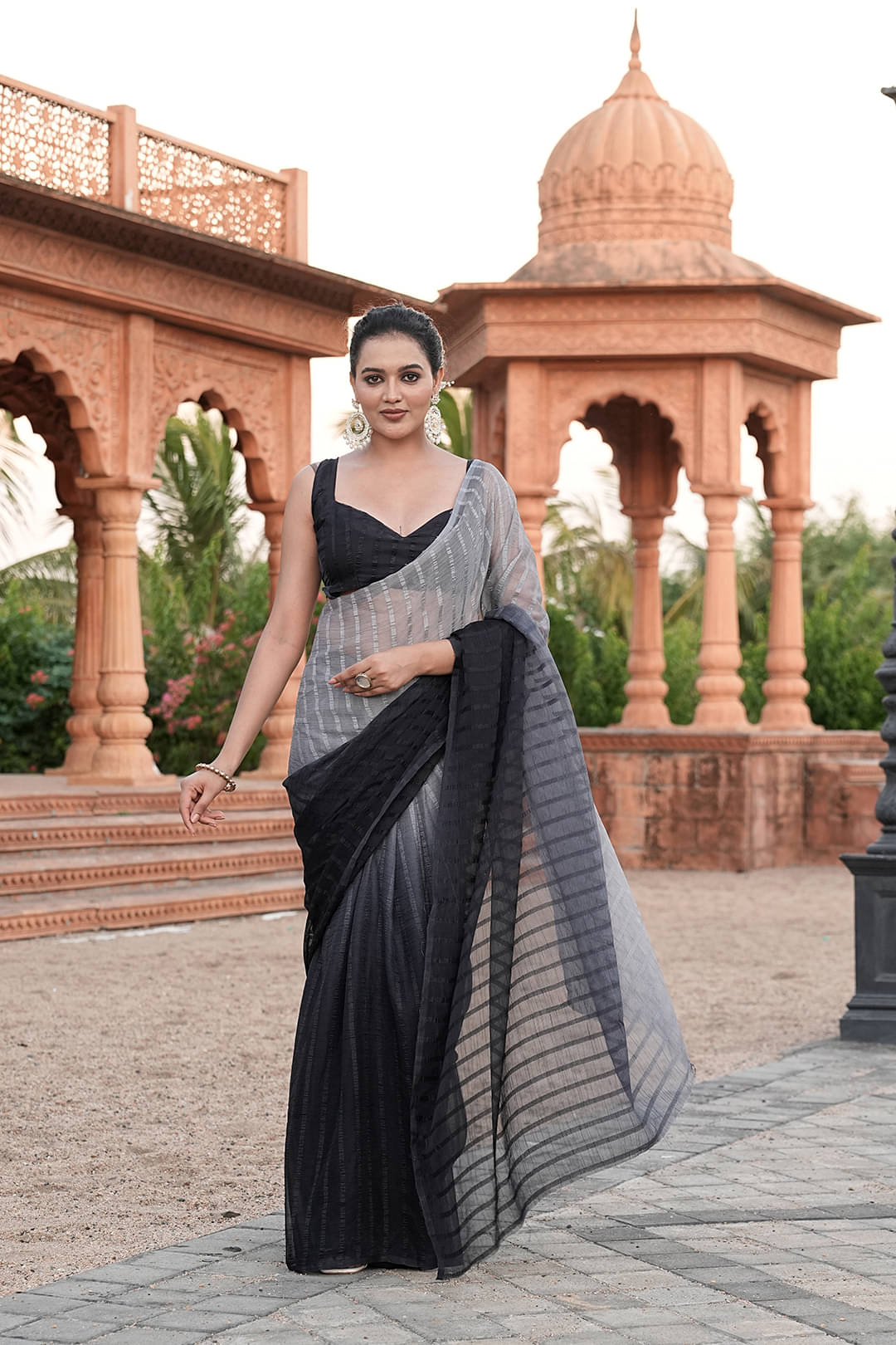     			Sanwariya Silks Silk Blend Striped Maheshwari Saree With Unstitched Blouse Piece ( Black )