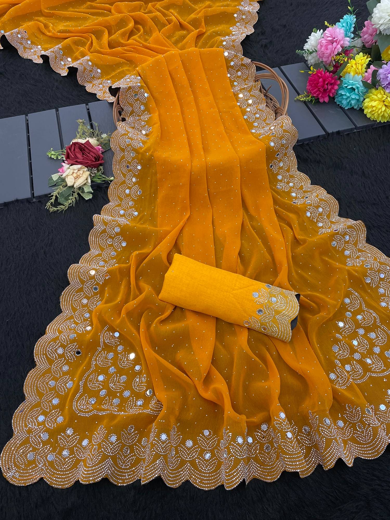     			VEERAIVA Chiffon Embellished Banarasi saree With Unstitched Blouse Piece ( Gold )