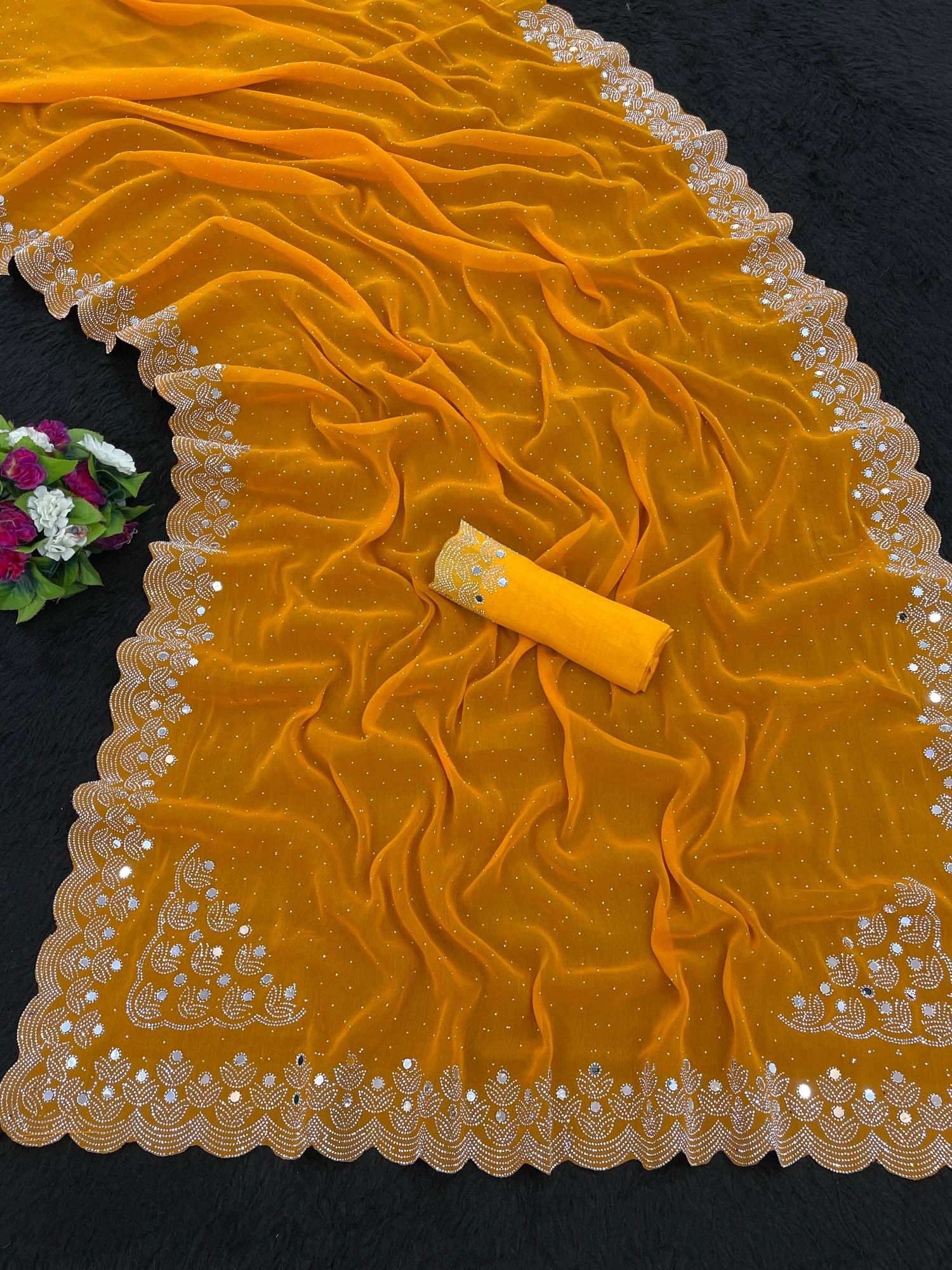     			VEERAIVA Shimmer Embellished Banarasi saree With Unstitched Blouse Piece ( Gold )