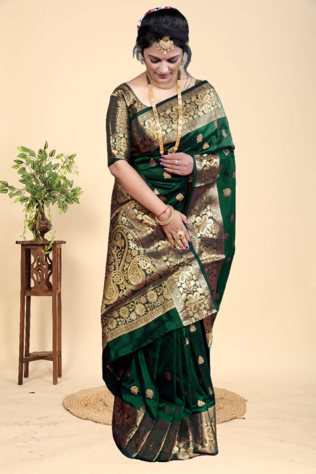     			Kevami Fashion Jacquard Embellished Kanjeevaram Sarees With Unstitched Blouse Piece ( Green )
