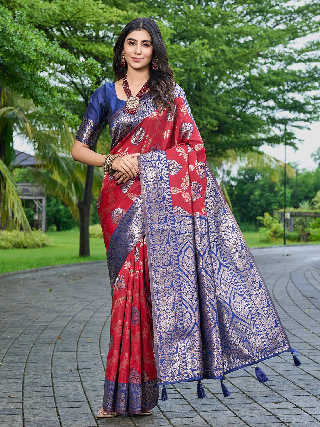 Kevami Fashion Silk Blend Woven Banarasi saree With Unstitched Blouse Piece ( Navy Blue )     			Kevami Fashion Silk Blend Woven Banarasi saree With Unstitched Blouse Piece ( Navy Blue )