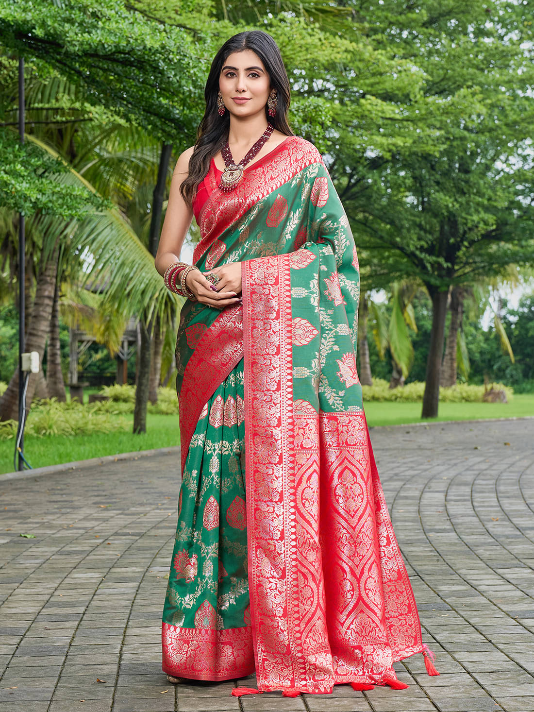 Kevami Fashion Silk Blend Woven Banarasi saree With Unstitched Blouse Piece ( Red ) Kevami Fashion Silk Blend Woven Banarasi saree With Unstitched Blouse Piece ( Red )