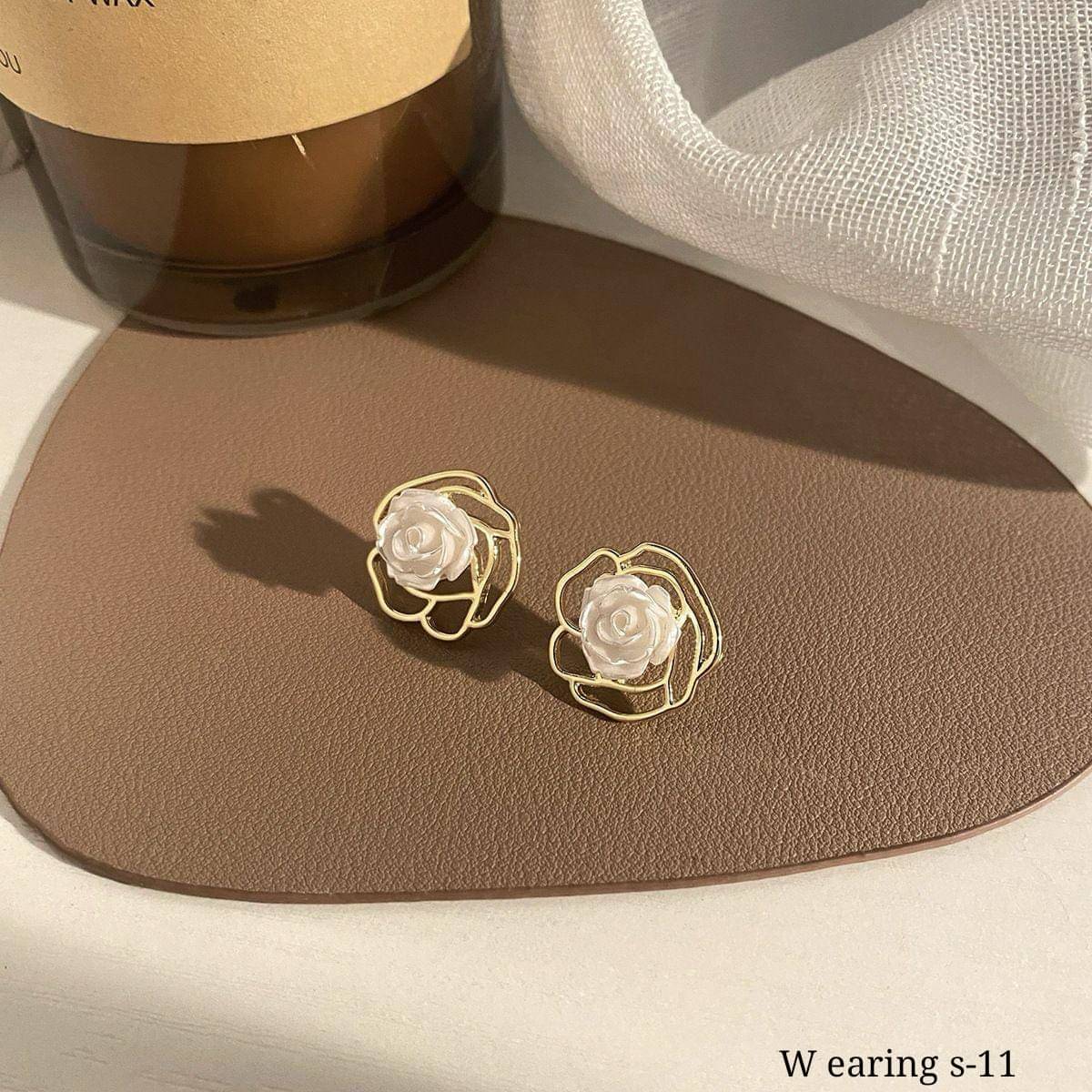     			SHANKH-KRIVA Gold Stud Earrings ( Pack of 1 )