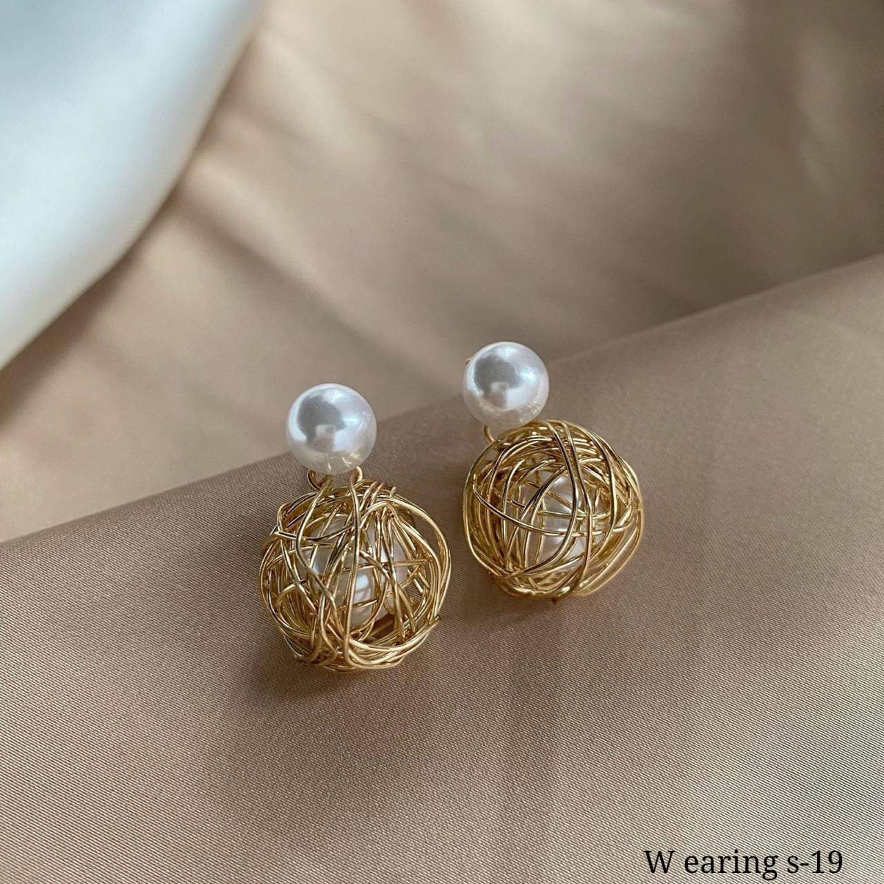     			SHANKH-KRIVA Gold Stud Earrings ( Pack of 1 )