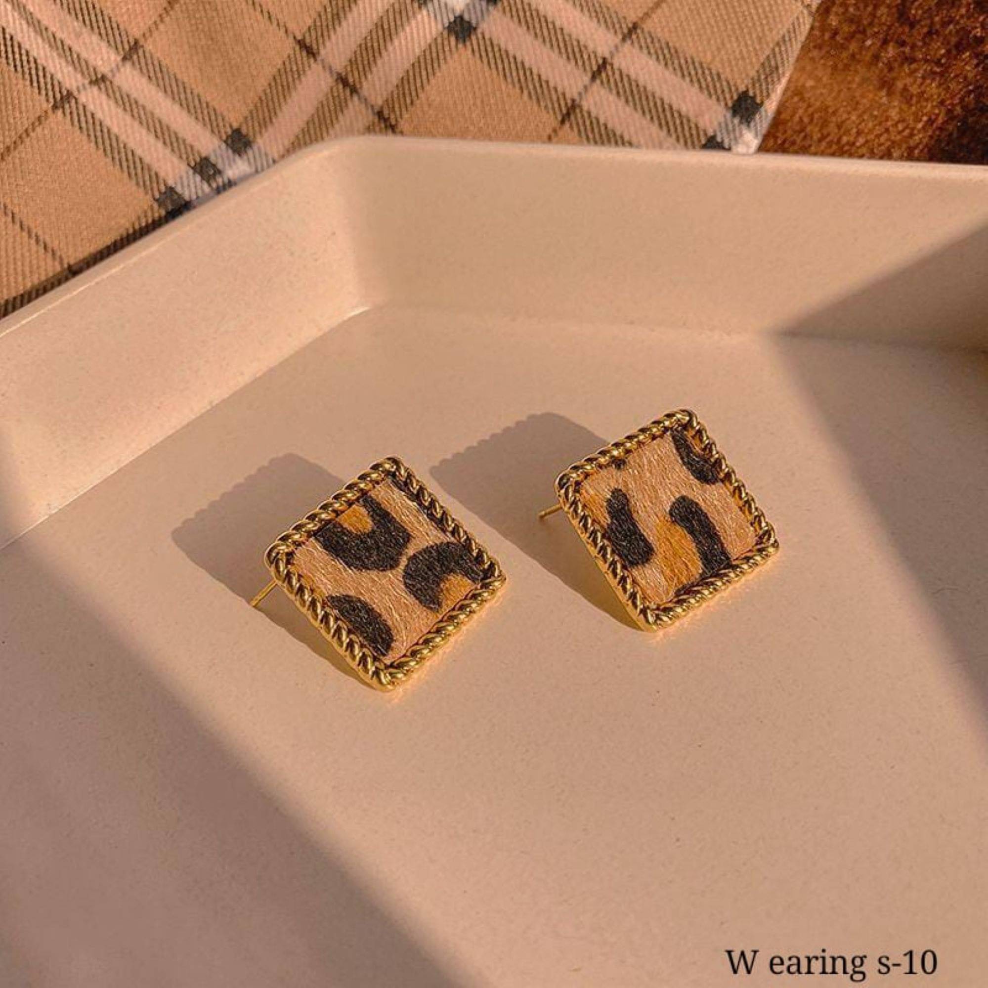     			SHANKH-KRIVA Gold Stud Earrings ( Pack of 1 )