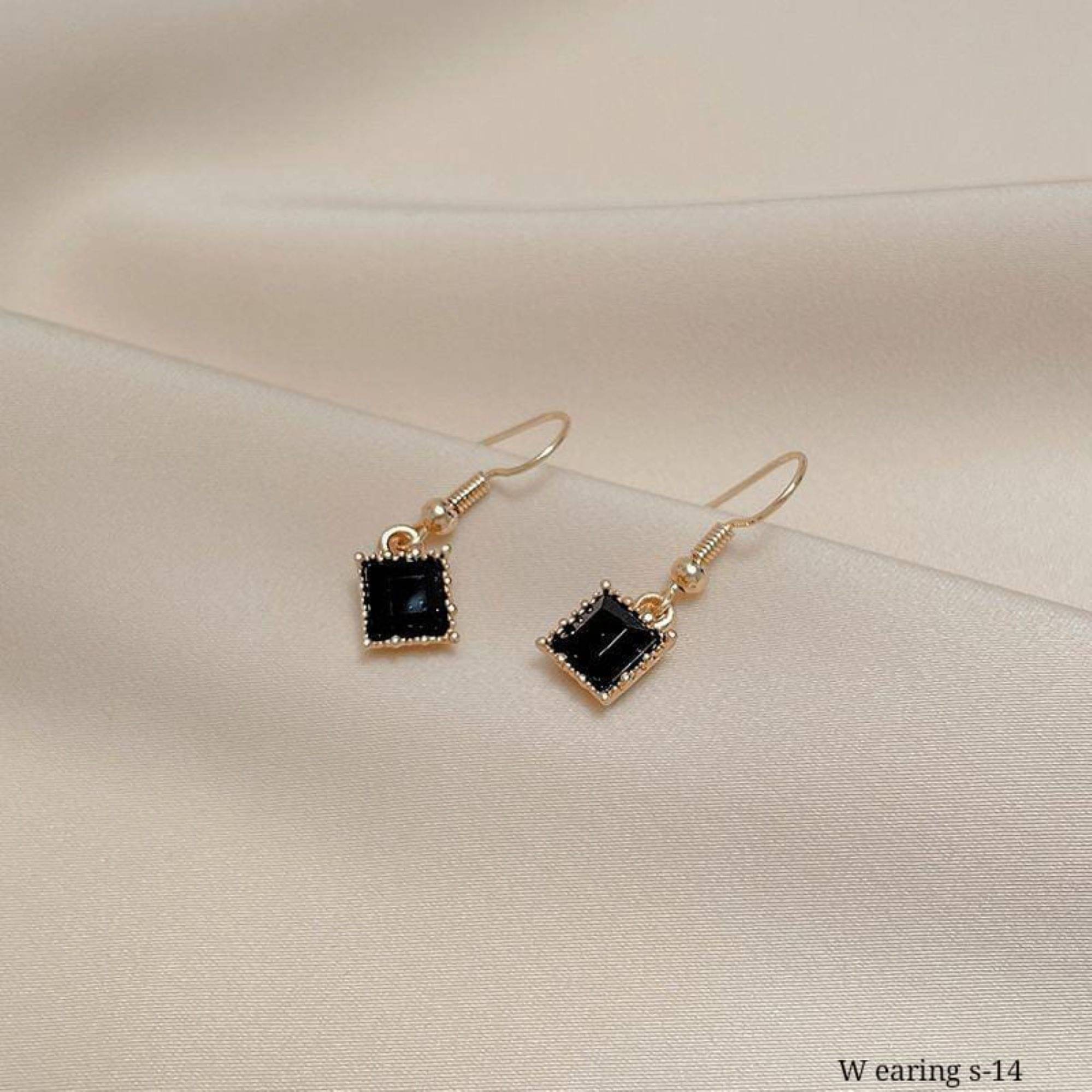     			SHANKH-KRIVA Gold Stud Earrings ( Pack of 1 )