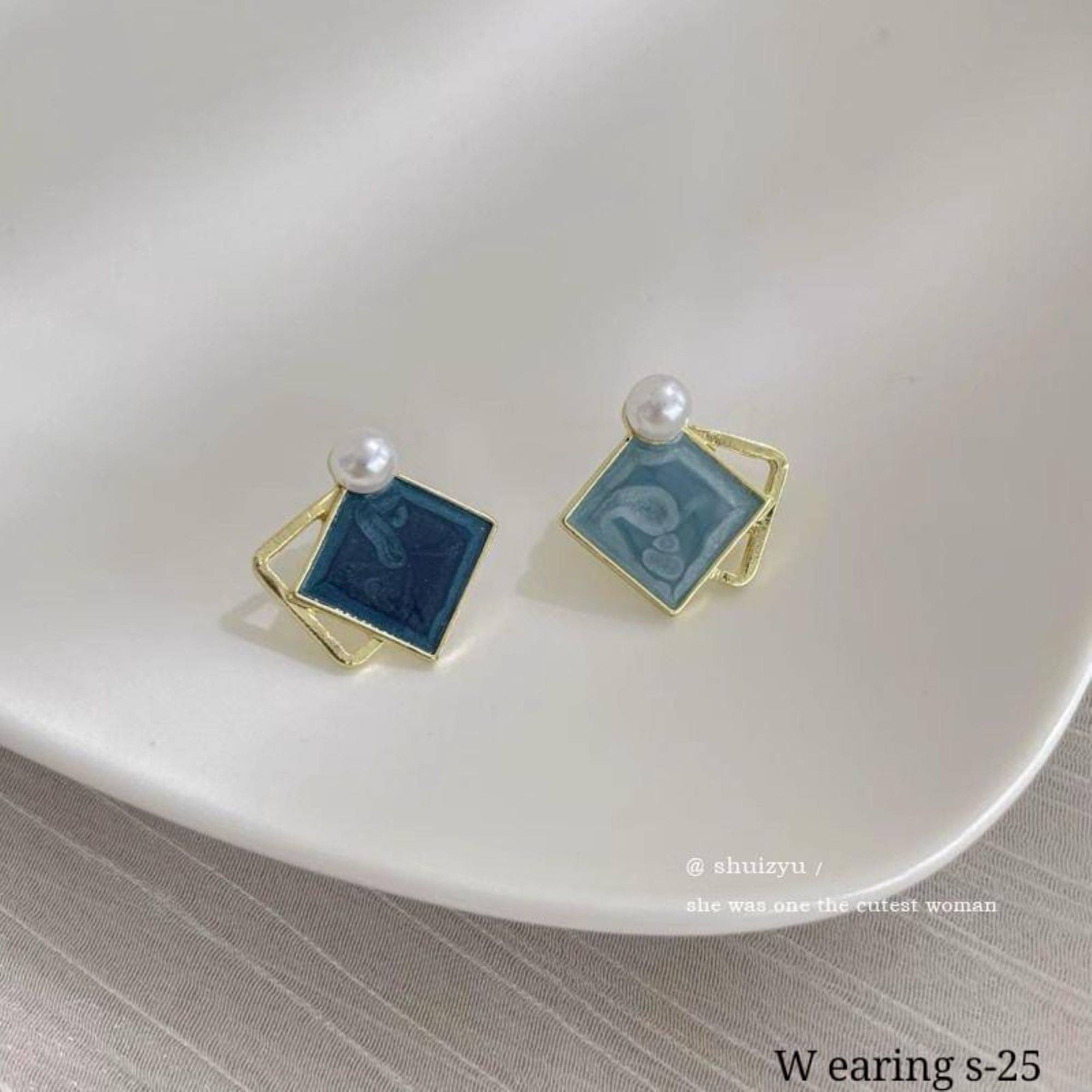     			SHANKH-KRIVA Gold Stud Earrings ( Pack of 1 )