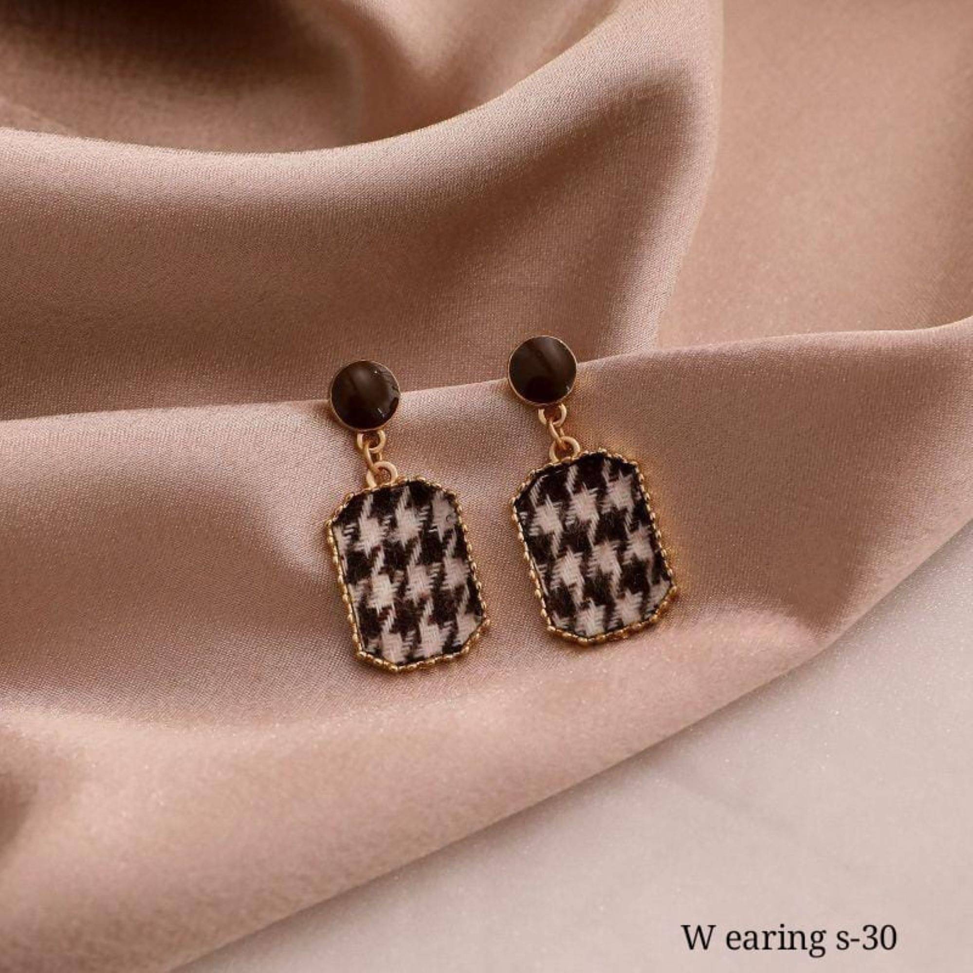     			SHANKH-KRIVA Gold Stud Earrings ( Pack of 1 )
