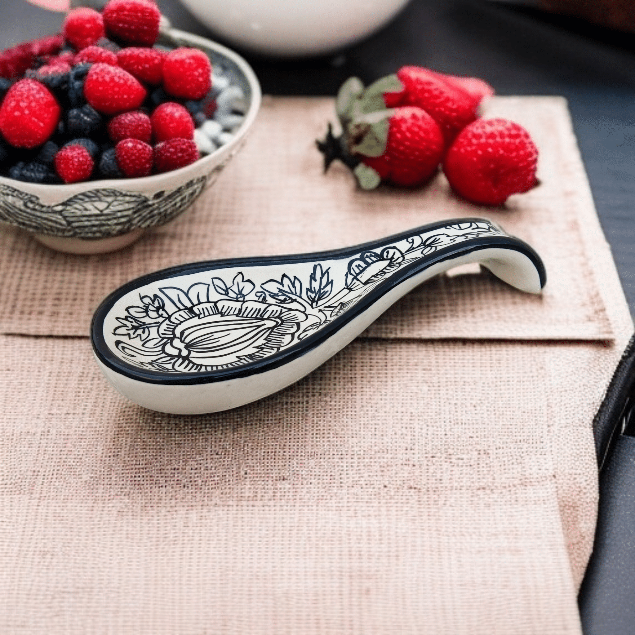     			Malaikah Blk Mghl Lng Spn Rst Ceramic Printed Cutlery Holder Black ( Pack of 1 )
