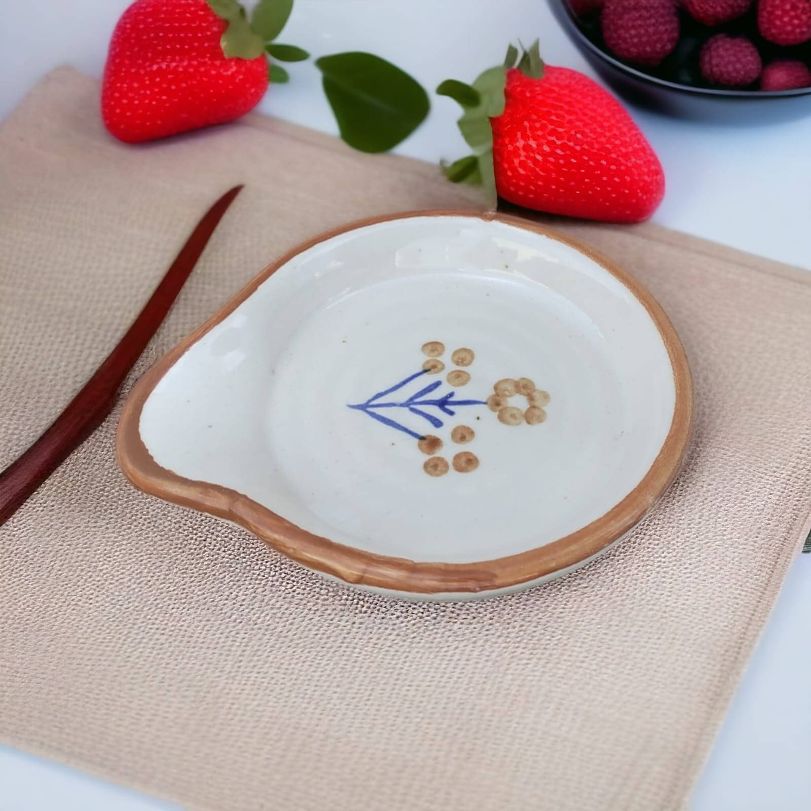     			Malaikah Brwn Lin Rnd Spn Rst Ceramic Printed Cutlery Holder White ( Pack of 1 )