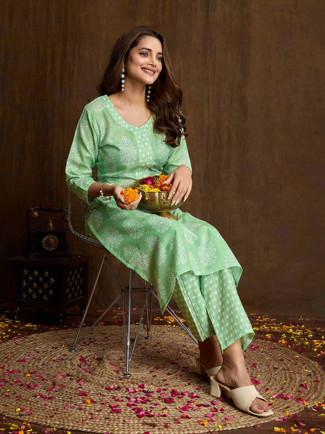     			Women Basket Women Cotton Printed Straight Kurti With Pants ( Green )