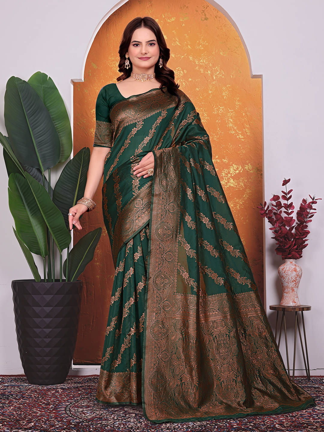     			Maayro Silk Blend Embellished Banarasi saree With Unstitched Blouse Piece ( Green )