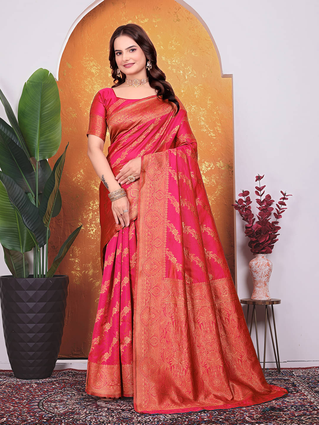     			Maayro Silk Blend Embellished Banarasi saree With Unstitched Blouse Piece ( Rani )