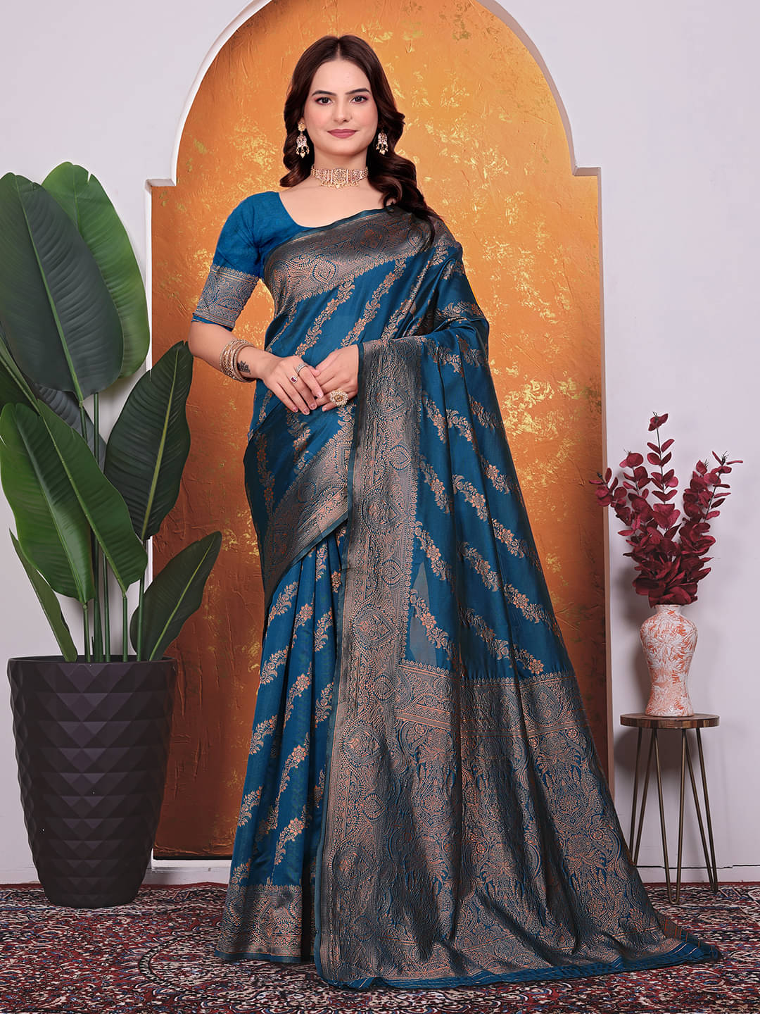     			Maayro Silk Blend Embellished Banarasi saree With Unstitched Blouse Piece ( Teal )