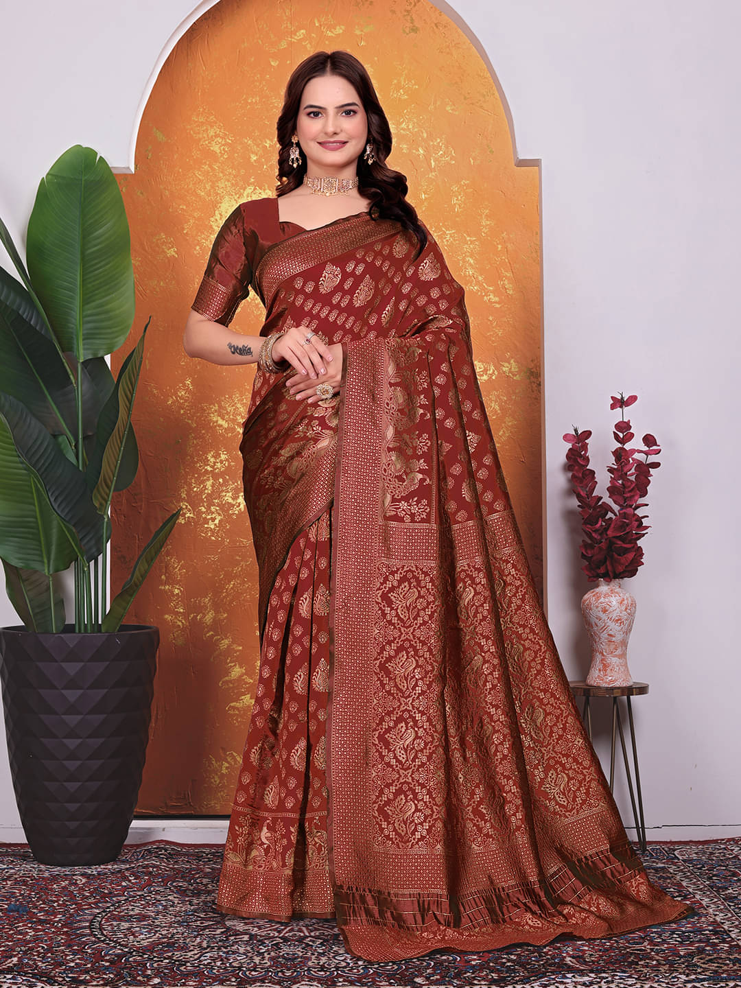     			Maayro Silk Blend Embellished Banarasi saree With Unstitched Blouse Piece ( Maroon )