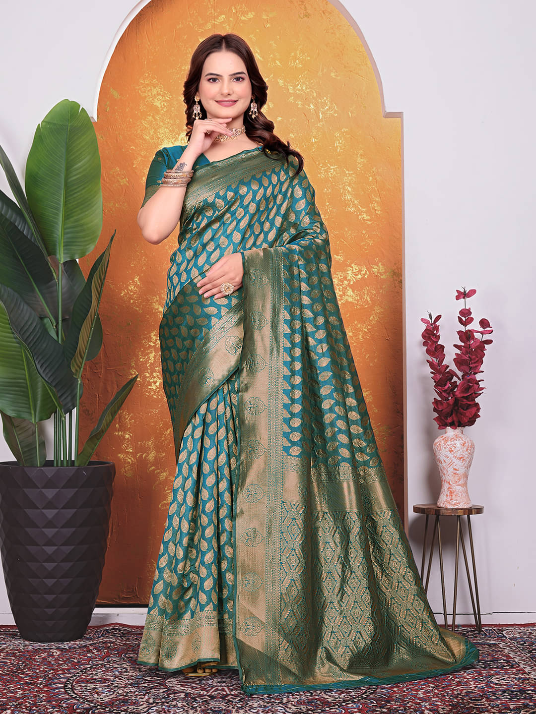     			Maayro Silk Blend Embellished Banarasi saree With Unstitched Blouse Piece ( LightGreen )