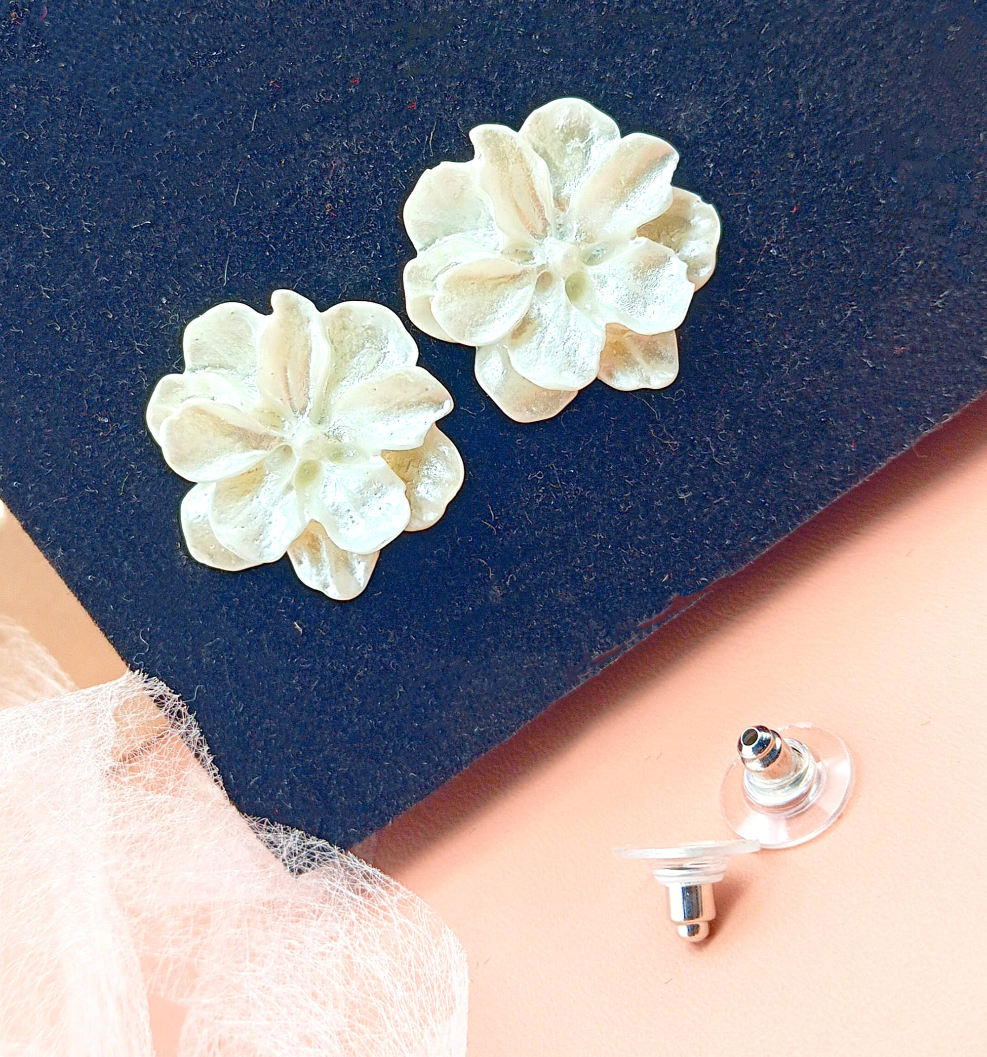     			SHANKHRAJ MA LL White Stud Earrings ( Pack of 1 )